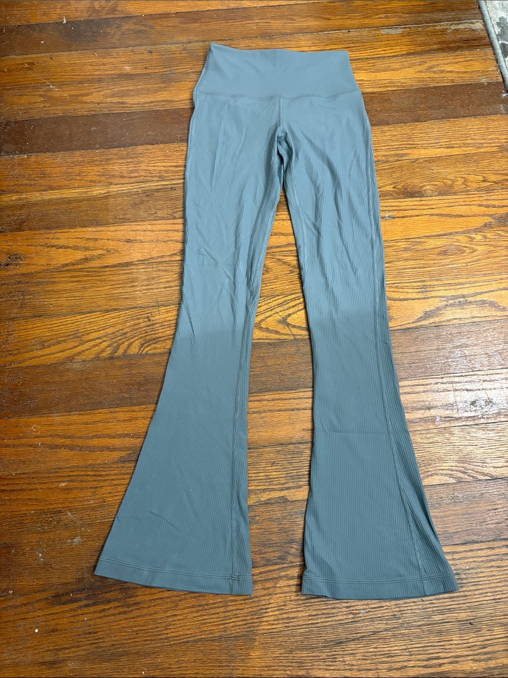 Lululemon Groove Nulu High-Rise Flared Pants/Leggings in a ribbed gray blue sz 4